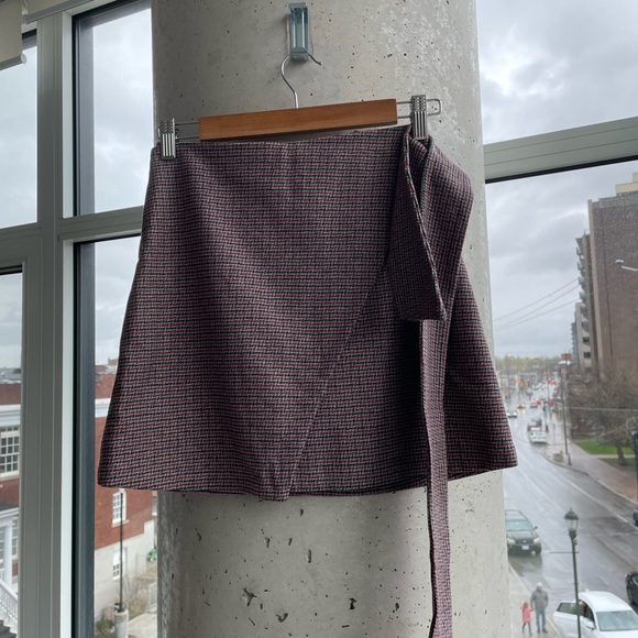 Aritzia Dorine Skirt - Size 0 - Picture 2 of 3